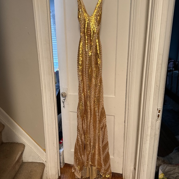 A gown - Picture 1 of 2